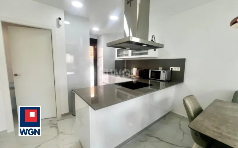 Dom na  sprzedaż Torrevieja - Komfortowy dom z prywatnym basenem, solarium na dachu i widokiem na Różową Lagunę!